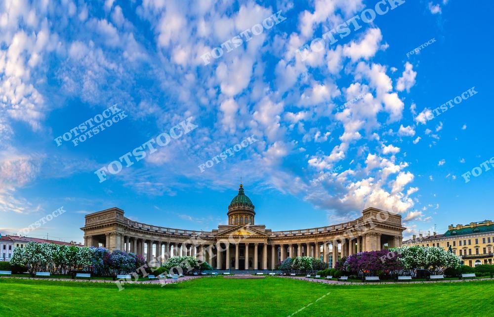 Фотография летнего Санкт-Петербурга с видом на Казанский собор и площадь на Невском проспекте в период знаменитых белых ночей. На снимке показана архитектура исторического центра города, оживленные улицы и солнечные летние тона, создающие атмосферу праздника и романтики северной столицы России. Широкая перспектива позволяет увидеть характерные здания Невского проспекта, а величественный собор становится центральным акцентом кадра. Изображение идеально подходит для туристических публикаций, постеров, коллекций фотографий, сувенирной продукции и интерьерного оформления, передавая красоту и уникальную атмосферу летнего Петербурга.